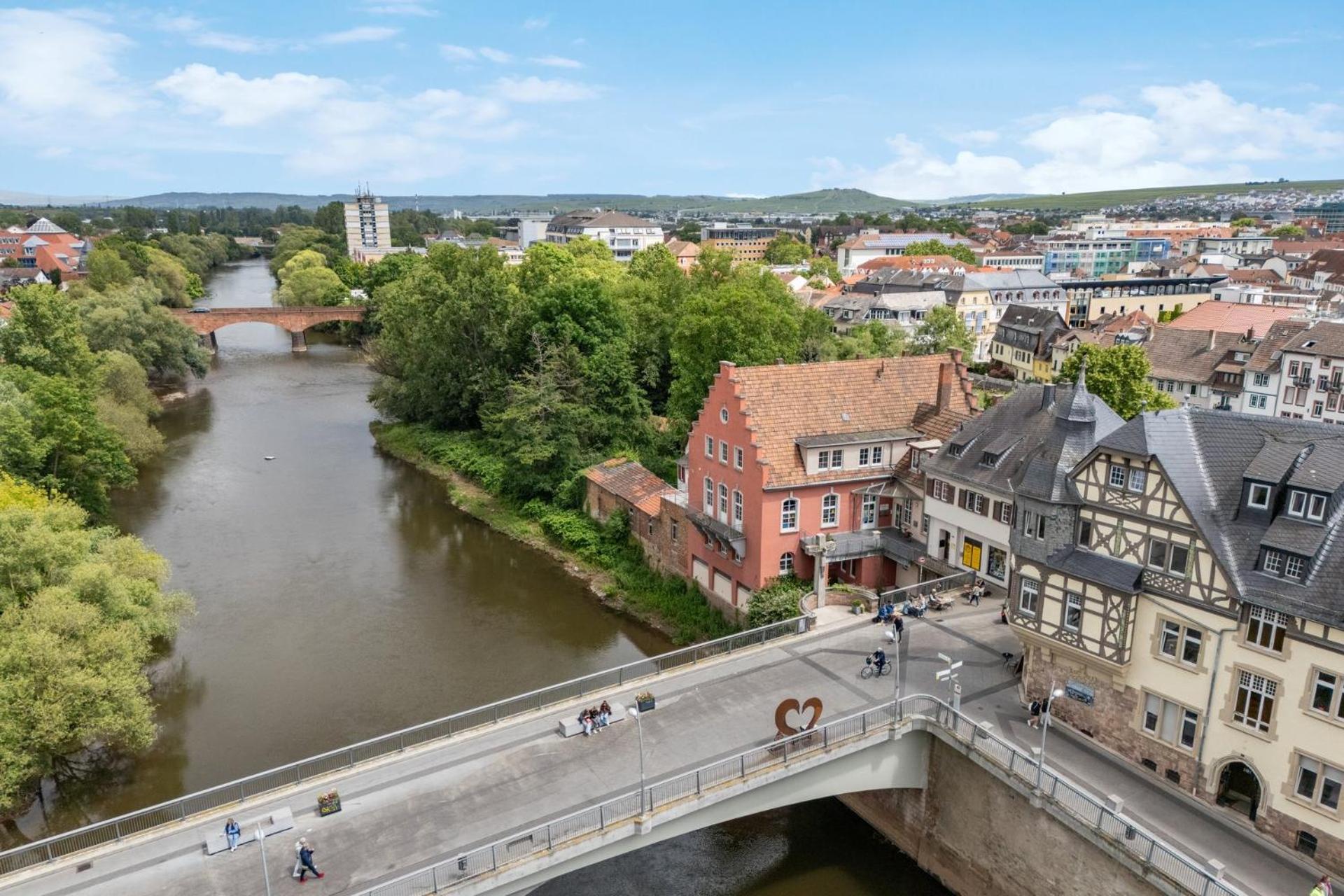 Altstadt Apartment Am Wasser Mit Parkplatz Und Grossem Garten バート・クロイツナハ エクステリア 写真