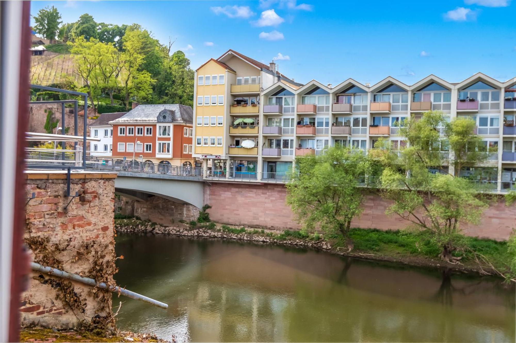 Altstadt Apartment Am Wasser Mit Parkplatz Und Grossem Garten バート・クロイツナハ エクステリア 写真