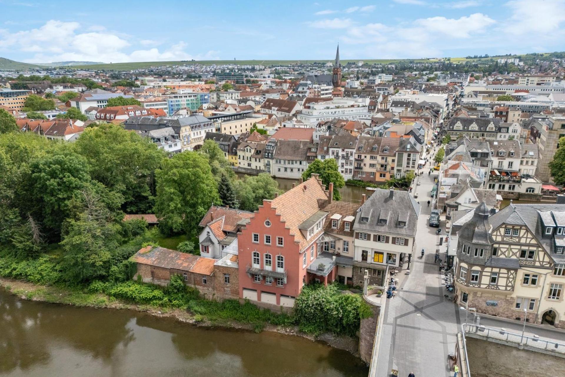 Altstadt Apartment Am Wasser Mit Parkplatz Und Grossem Garten バート・クロイツナハ エクステリア 写真